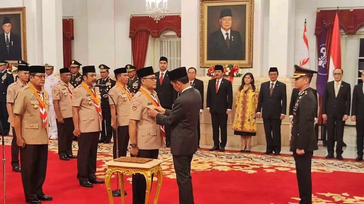 Penyematan tanda jabatan Ketua Kwarnas Pramuka kepada Budi Waseso di Istana Negara Jakarta, Jumat (5/4/2024) oleh Presiden RI Joko Widodo (Antara)