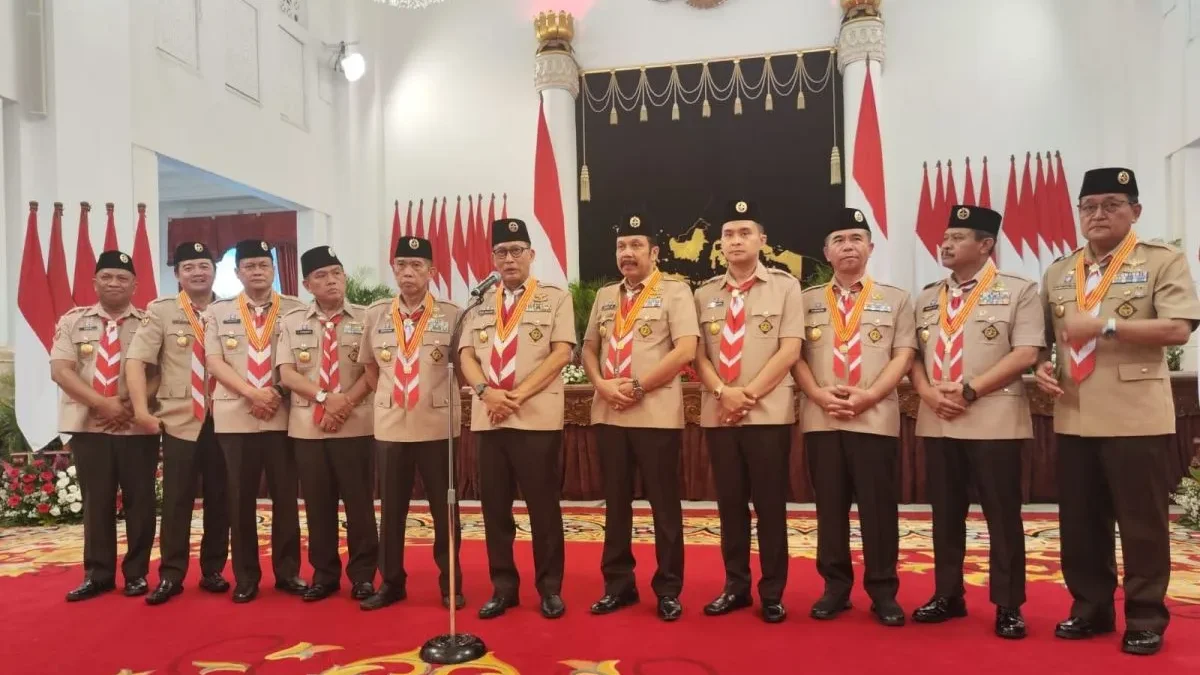 Ketua Kwarnas Gerakan Pramuka Budi Waseso bersama anggota pengurus Kwarnas memberikan keterangan pers mengenai Permendikbudristek di Istana Negara Jakarta, Jumat (5/4/2024). (ANTARA)
