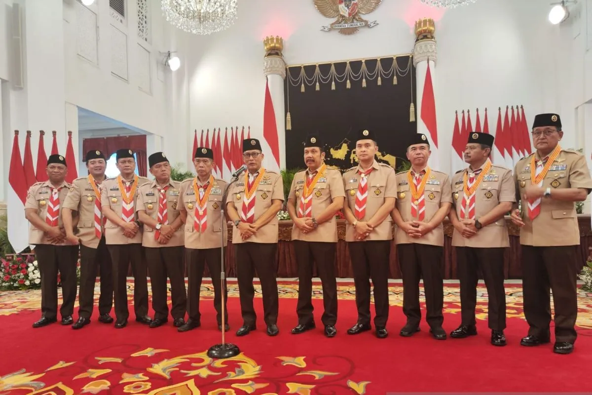 Ketua Kwarnas Gerakan Pramuka Budi Waseso bersama anggota pengurus Kwarnas memberikan keterangan pers mengenai Permendikbudristek di Istana Negara Jakarta, Jumat (5/4/2024). (ANTARA)
