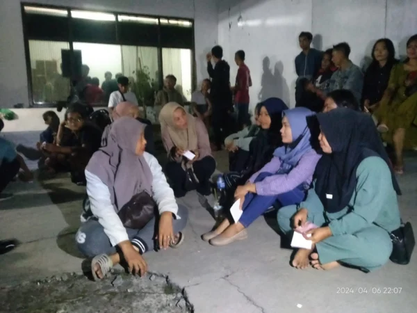 Buruh PT Maju Jaya Lestari Banjar Patroman sejak Sabtu 6 April 2024 menuntut pembayaran uang lebaran yang dibawa kabur Direkturnya berinisial 'AJ'.