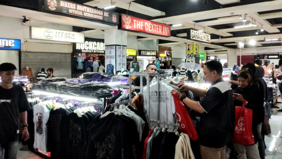 Sejumlah pembeli saat memilah jaket di Plaza Parahyangan Kota Bandung jelang Lebaran.