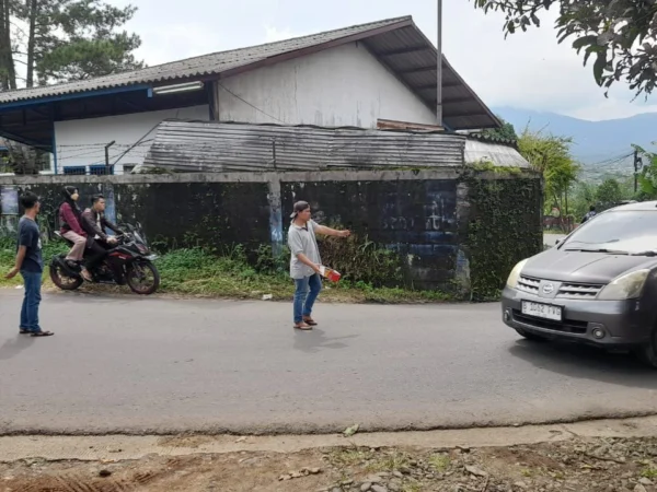 TOL BOCIMI LONGSOR: Pak Ogah saat mengatur lalu lintas di jalan alternatif Warung Ceuri, Desa Pondokkasolandeuh, Kecamatan Parungkuda, Kabupaten Sukabumi.