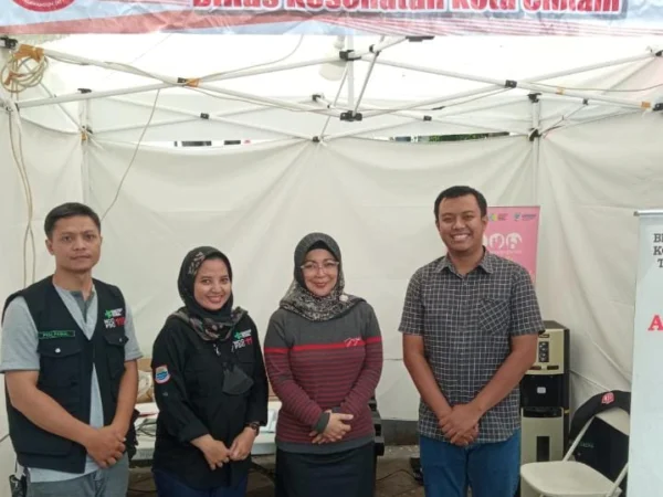 Kadinkes Kota Cimahi, Mulyati (tengah merah), saat meninjau Pos Pelayanan Kesehatan di Alun-alun Kota Cimahi.