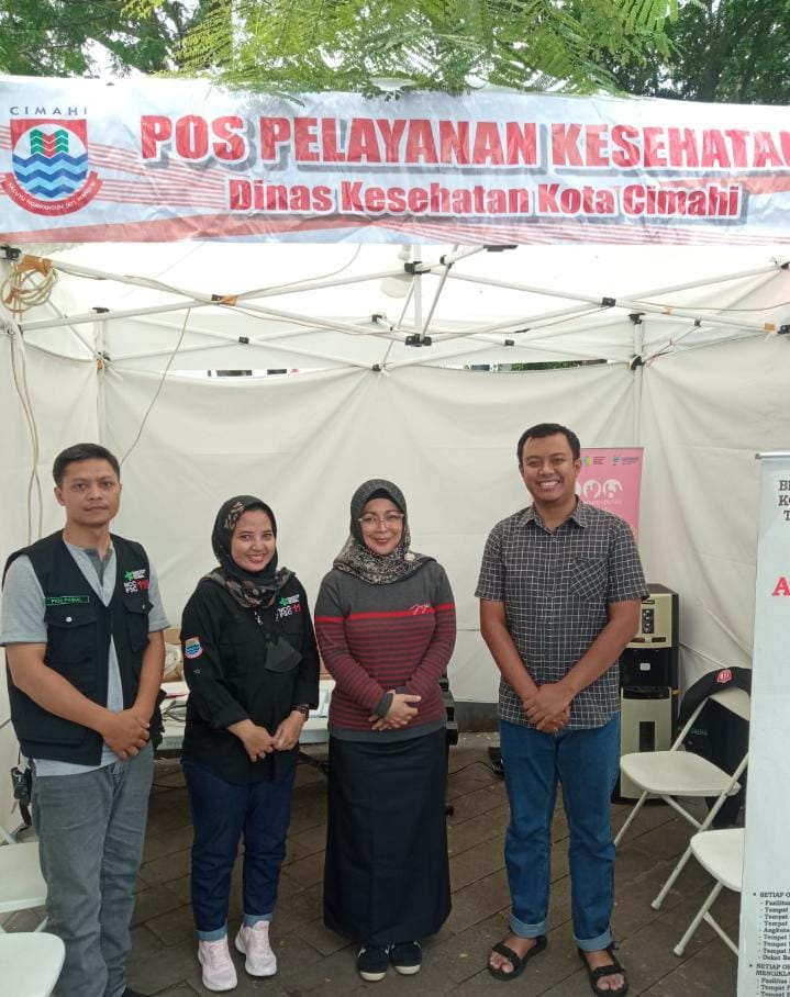 Kadinkes Kota Cimahi, Mulyati (tengah merah), saat meninjau Pos Pelayanan Kesehatan di Alun-alun Kota Cimahi.
