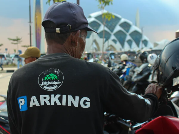 Ilustrasi: Petugas parkir Masjid Al Jabbar Kota Bandung.