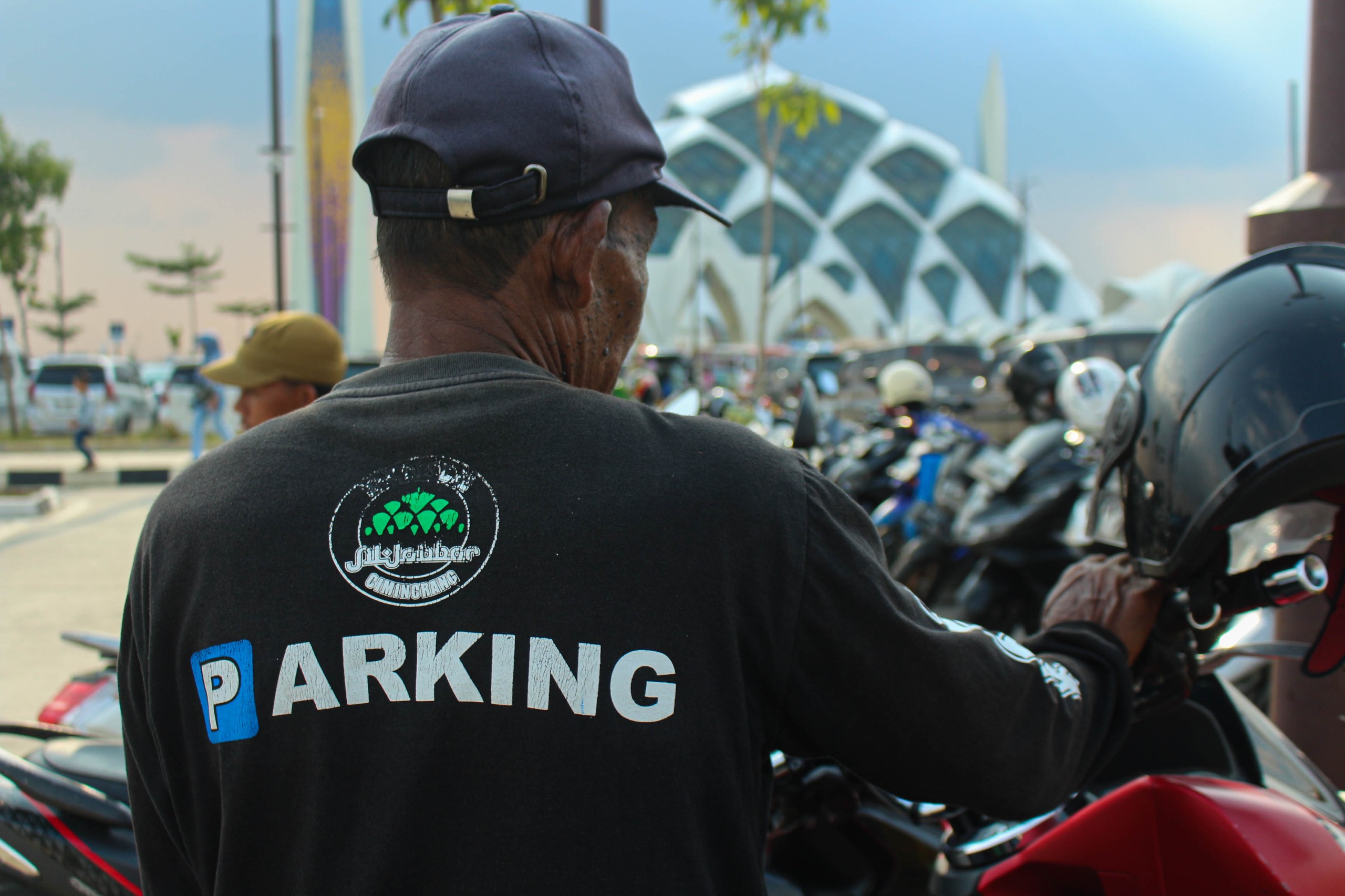 Ilustrasi: Petugas parkir Masjid Al Jabbar Kota Bandung.