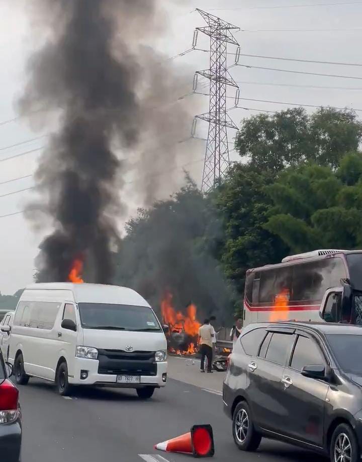 Laka lantas di Tol Japek KM 58, Senin (8/4) pagi.