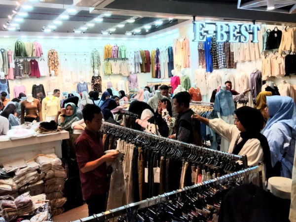 Sejumlah pengunjung memadati salah satu pusat perbelanjaan di Kota Bandung, The Kings, pada H-1 Lebaran 2024.
