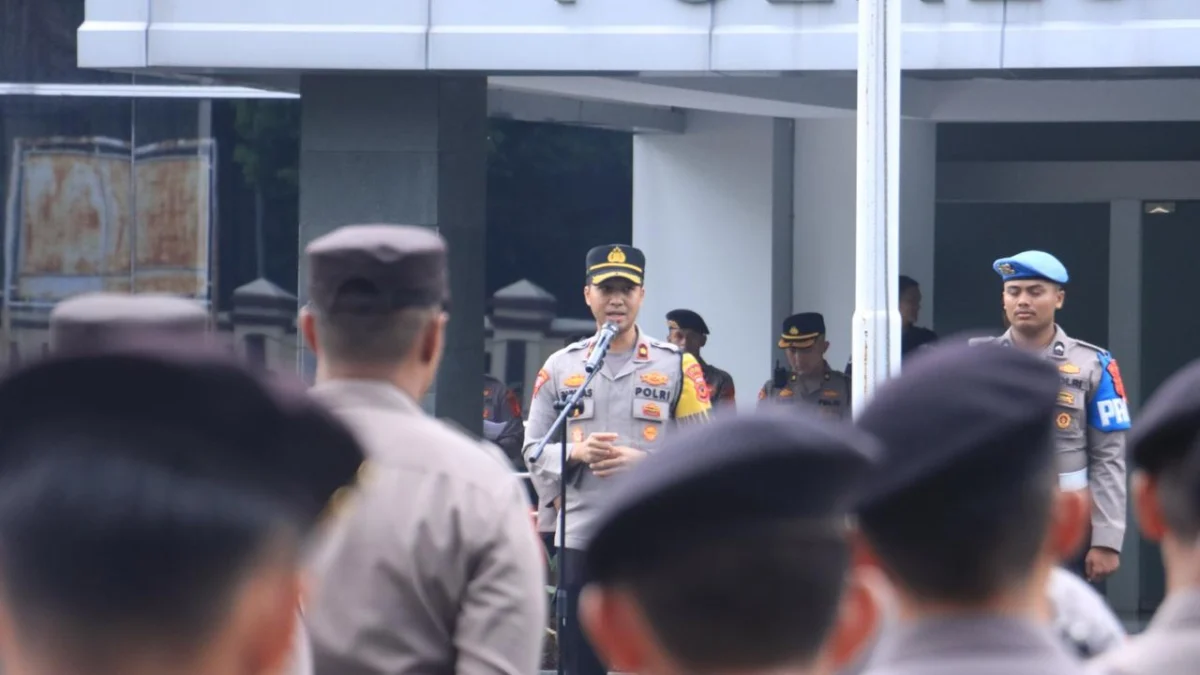 Waka Polres Bogor, Kompol Adhimas Sriyono Putra, saat memimpin apel kesiapan kegiatan pengamanan malam takbiran Idul Fitri 1445 H dalam rangka OPS ketupat 2024.