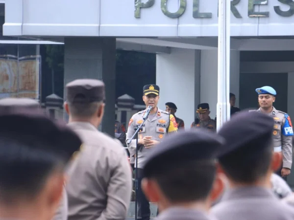 Waka Polres Bogor, Kompol Adhimas Sriyono Putra, saat memimpin apel kesiapan kegiatan pengamanan malam takbiran Idul Fitri 1445 H dalam rangka OPS ketupat 2024.