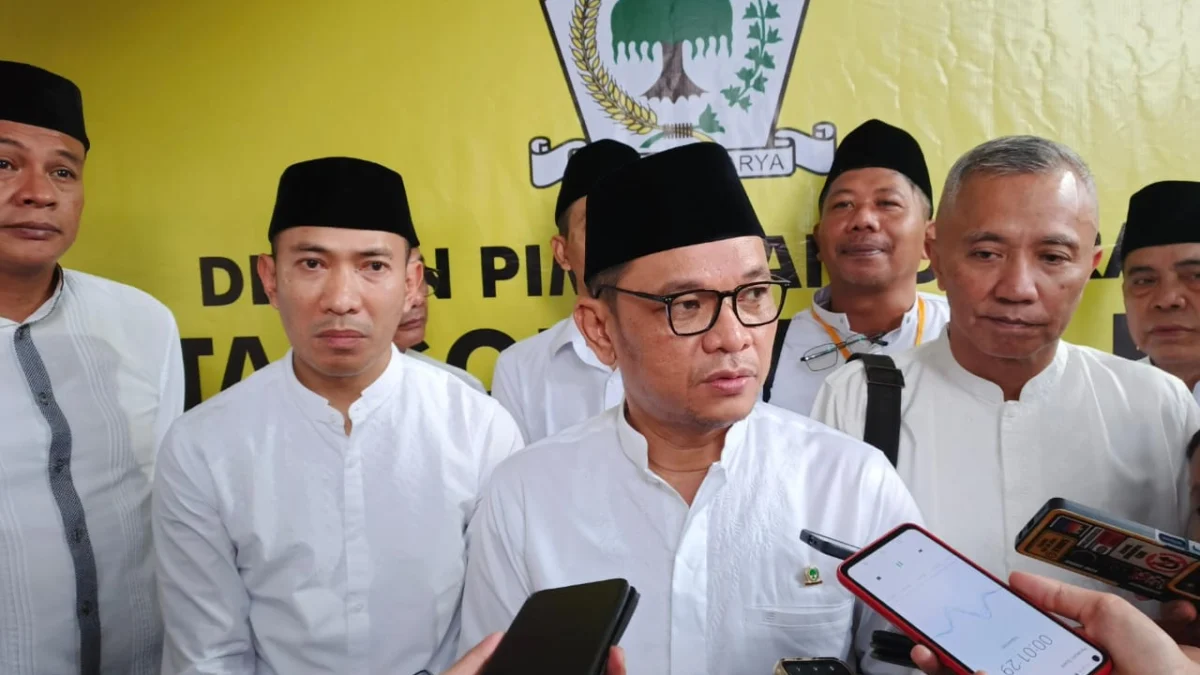 Ketua DPD Partai Golkar Jawa Barat, Tubagus Ace Hasan Syadzily didampingi Ketua DPD Partai Golkar Kota Bogor, Rusli Prihatevy (kiri) saat memberikan keterangan pers di Kantor DPD Golkar Kota Bogor.