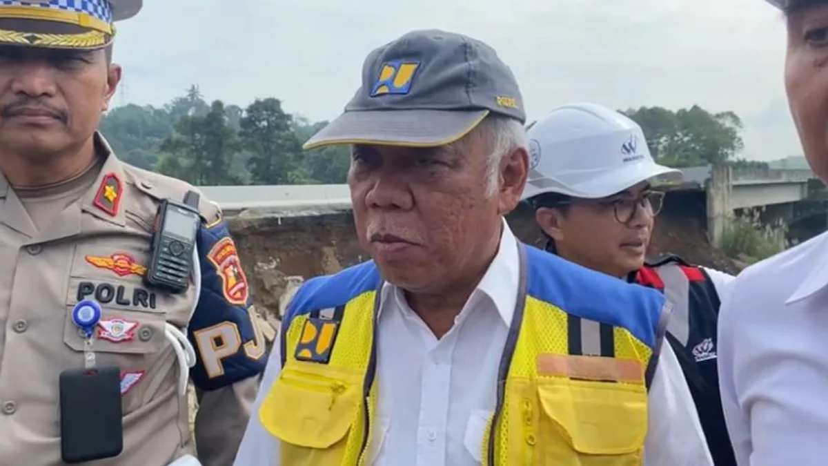 Menteri PUPR, Basuki Hadimuljono, saat meninjau Tol Bocimi yang longsor, Selasa (9/4).