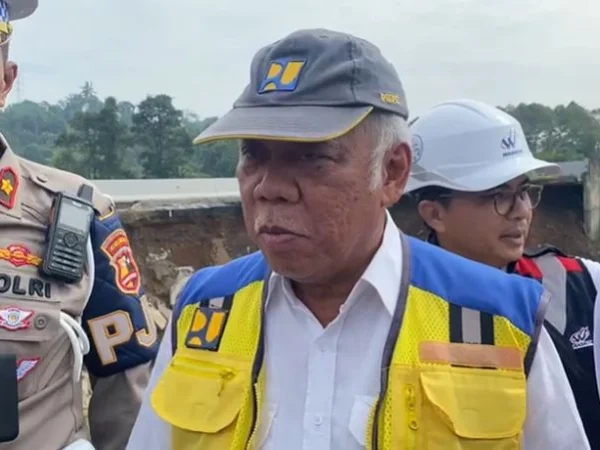 Menteri PUPR, Basuki Hadimuljono, saat meninjau Tol Bocimi yang longsor, Selasa (9/4).