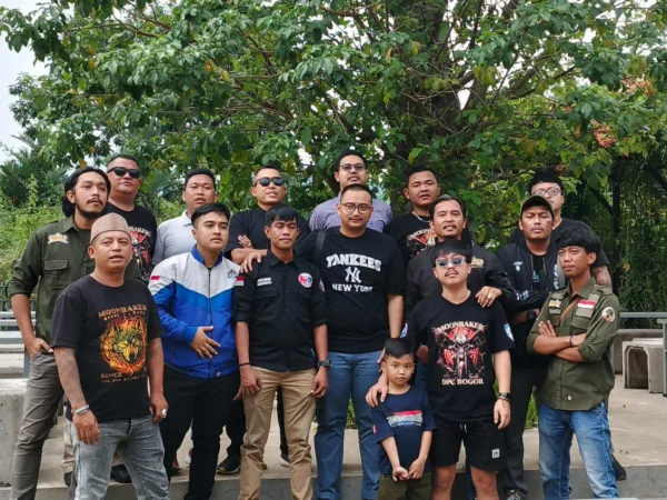 Tokoh Muda Bogor, Andrian Dimas Prakoso (Keempat Kanan) bersama perwakilan klub motor Moonraker, XTC dan Brigez.