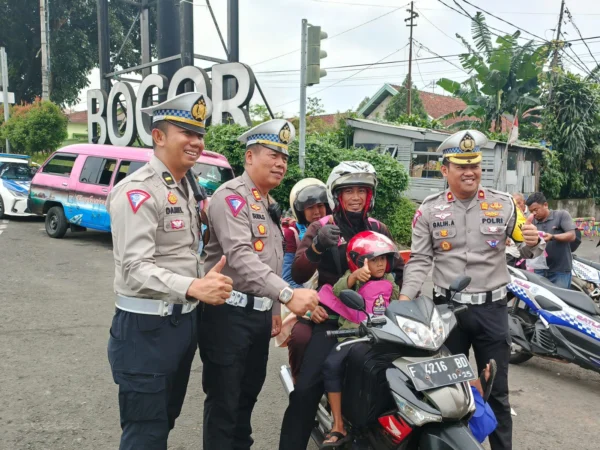 Jajaran Satlantas Polresta Bogor Kota saat membagikan sabuk keselamatan kepada sejumlah pengendara motor yang melintasi Terminal Baranangsiang, Selasa (9/4) sore.
