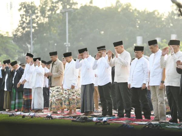 Penjabat Gubernur Jawa Barat Bey Machmudin melaksanakan salat Idulfitri di Lapangan Gasibu, Kota Bandung, Rabu (10/4/2024).(Foto: Biro Adpim Jabar)