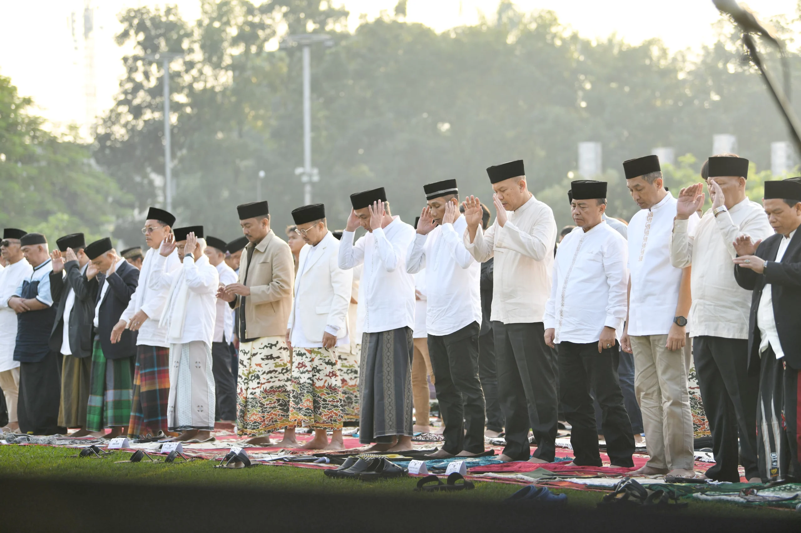 Penjabat Gubernur Jawa Barat Bey Machmudin melaksanakan salat Idulfitri di Lapangan Gasibu, Kota Bandung, Rabu (10/4/2024).(Foto: Biro Adpim Jabar)