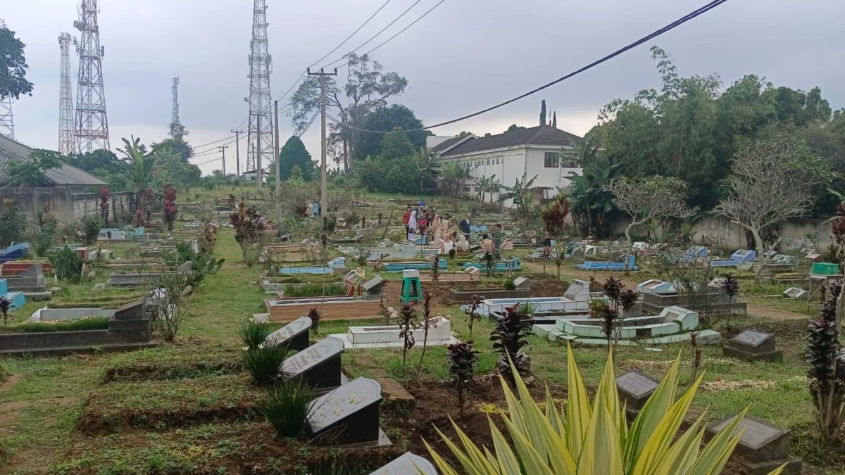 Warga Desa Jambudipa, Kecamatan Cisarua, Kabupaten Bandung Barat saat ziarah kubur di makam keluarganya, Rabu (10/4).