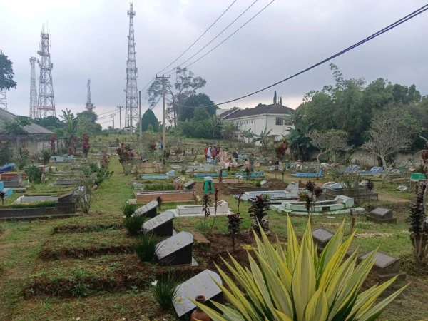 Warga Desa Jambudipa, Kecamatan Cisarua, Kabupaten Bandung Barat saat ziarah kubur di makam keluarganya, Rabu (10/4).