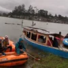 Proses pencarian dua orang remaja yang menjadi korban tenggelam di Situ Cileunca, Kecamatan Pangalengan, Kabupaten Bandung pada Rabu, 10 April 2024.