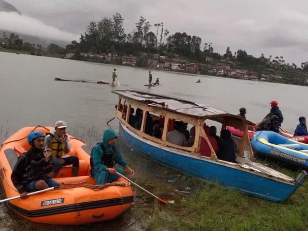 Proses pencarian dua orang remaja yang menjadi korban tenggelam di Situ Cileunca, Kecamatan Pangalengan, Kabupaten Bandung pada Rabu, 10 April 2024.