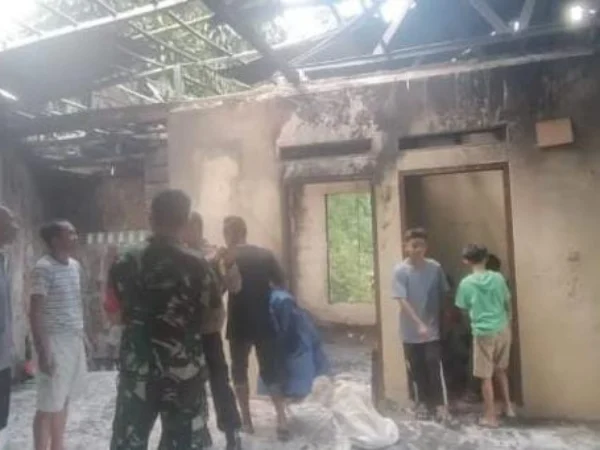 Keadaan rumah Kiki Satria di Kampung Sinargalih, Desa Megamendung, Kabupaten Bogor usai terbakar, Sabtu (13/4).