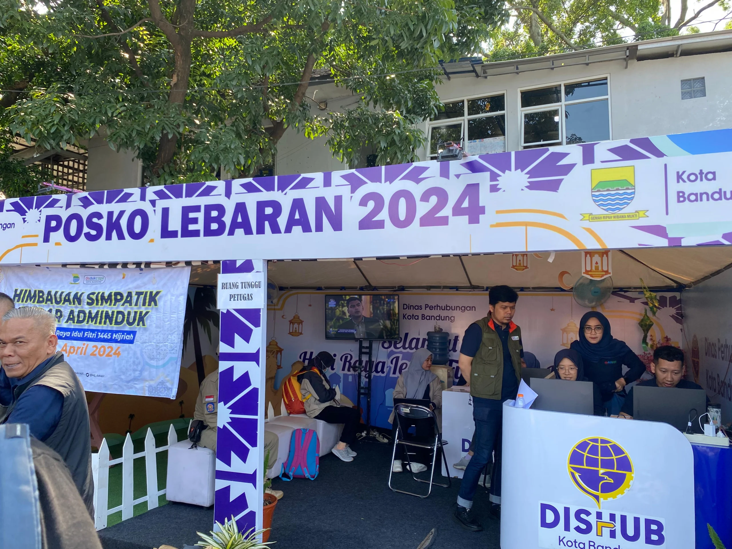 Posko Disdukcapil Kota Bandung, berkenaan dengan pendataan warga yang tiba ke Bandung, dalam kegiatan imbauan simpatii, di Terminal Caheum, pada Selasa (16/4). (Nizar/Jabar Ekspres)
