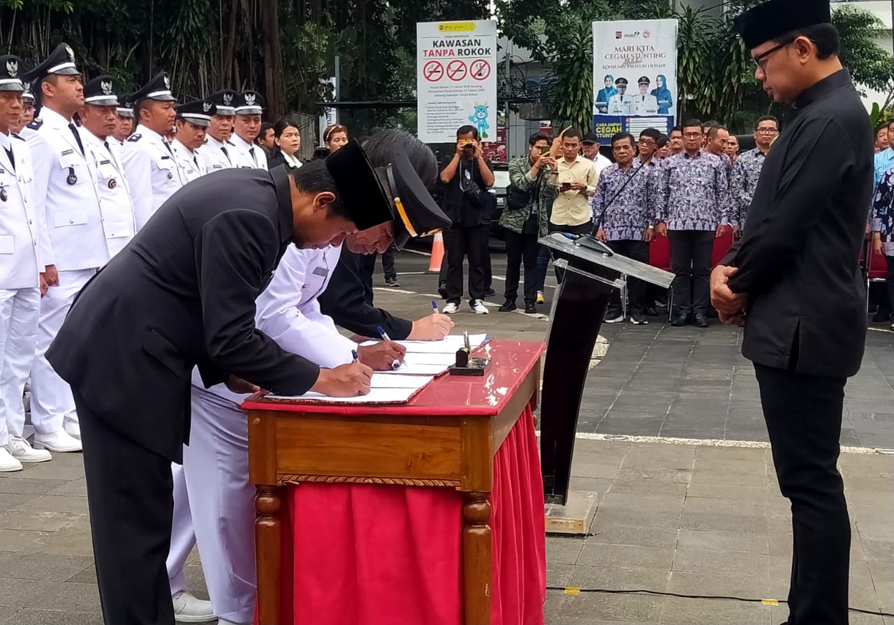 Ilustrasi: Wali Kota Bogor, Bima Arya saat melantik ratusan ASN atas jabatan baru di Plaza Balai Kota Bogor, Jumat (1/12).