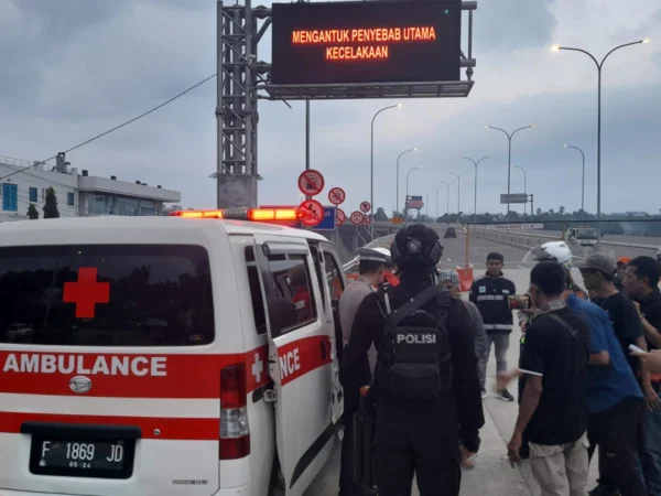 Mobil Ambulans yang diberhentikan di Jalan nasional Sukabumi-Bogor.