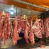 HARGA DAGING SAPI: Suasana lapak kios daging sapi di Pasar Gudang Kota Sukabumi.