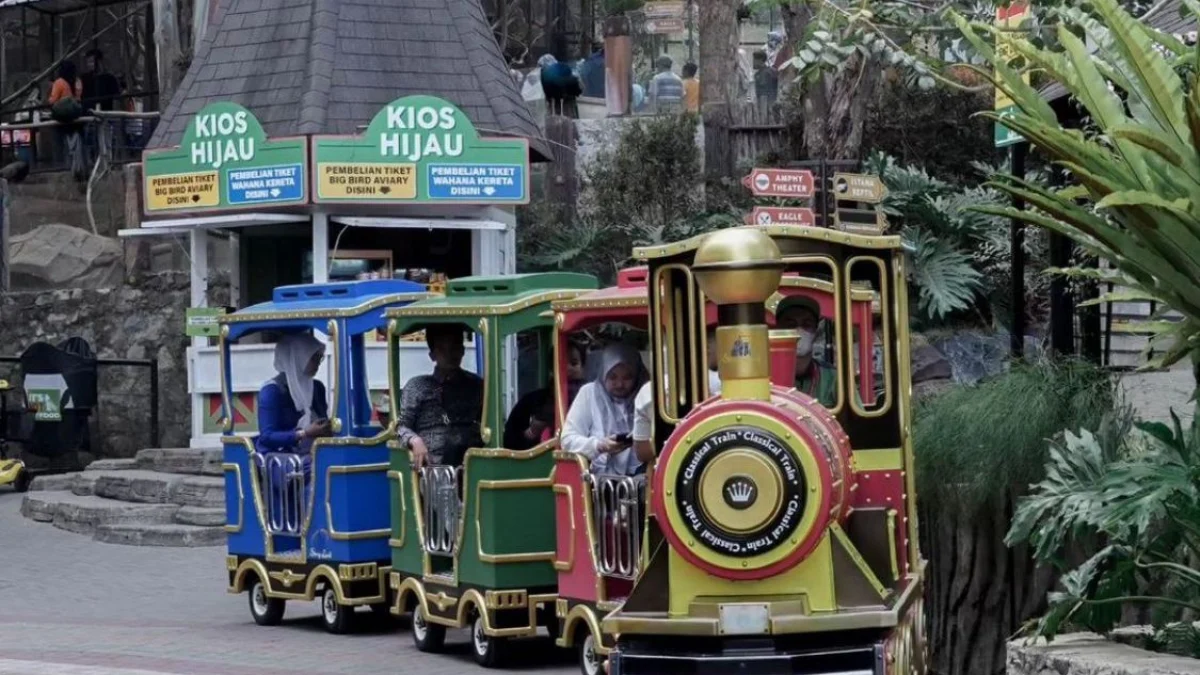 Wisatawan sedang menikmati salah satu wahana di wisata Lembang Park and Zoo, KBB.