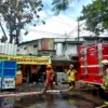 Petugas Dinas Kebakaran dan Penanggulangan Bencana (Diskar PB) Kota Bandung saat pembasahan di warung Nasi Padang di samping SMKN 4 Bandung.