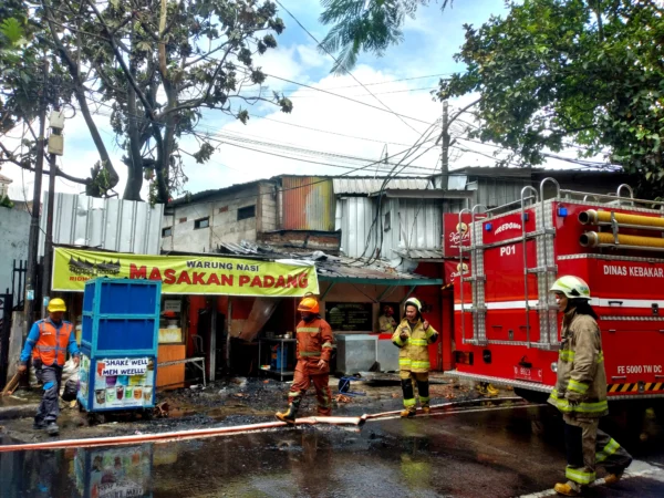 Petugas Dinas Kebakaran dan Penanggulangan Bencana (Diskar PB) Kota Bandung saat pembasahan di warung Nasi Padang di samping SMKN 4 Bandung.