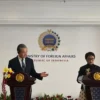 Menteri Luar Negeri China Wang Yi (kiri) bersama Menteri Luar Negeri RI Retno Marsudi saat menyampaikan pernyataan pers bersama di kantor Kementerian Luar Negeri, Jakarta, Kamis (18/4/2024). ANTARA)