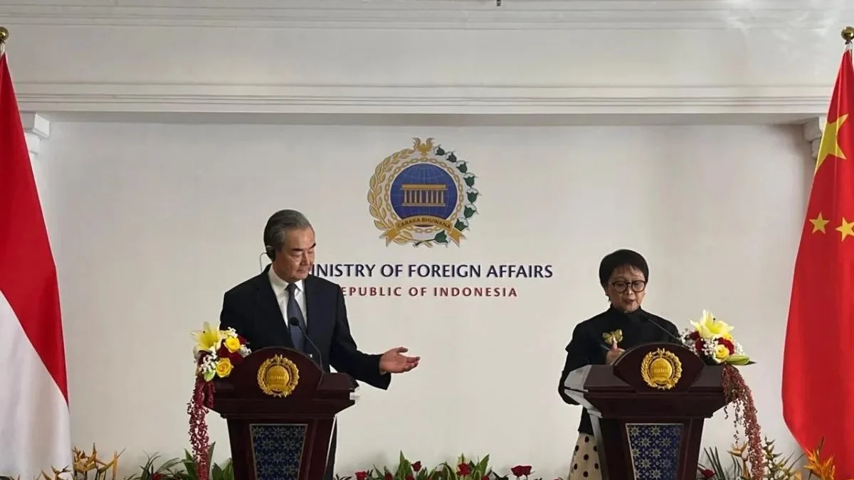 Menteri Luar Negeri China Wang Yi (kiri) bersama Menteri Luar Negeri RI Retno Marsudi saat menyampaikan pernyataan pers bersama di kantor Kementerian Luar Negeri, Jakarta, Kamis (18/4/2024). ANTARA)