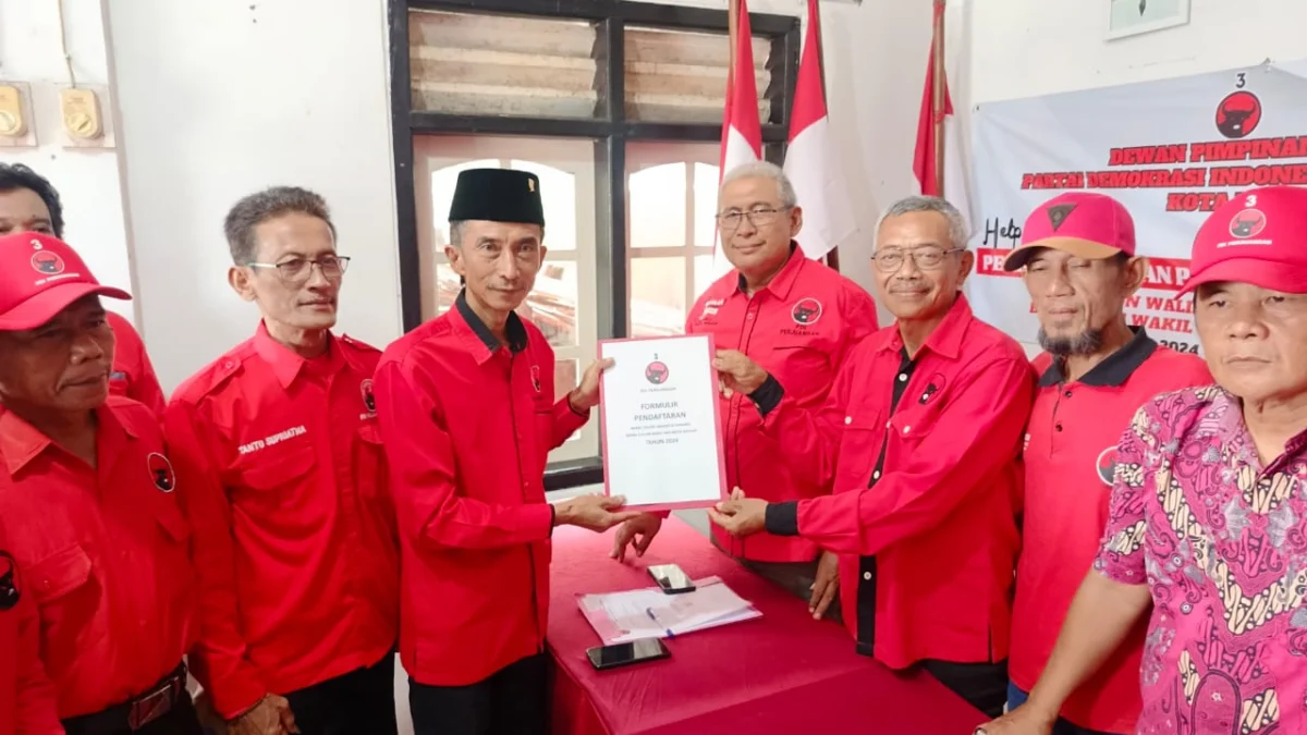 Nana Suryana (peci hitam) saat menyerahkan formulir pendaftaran Balon Wali Kota Banjar ke Kantor PDIP Kota Banjar, Jumat (19/4).