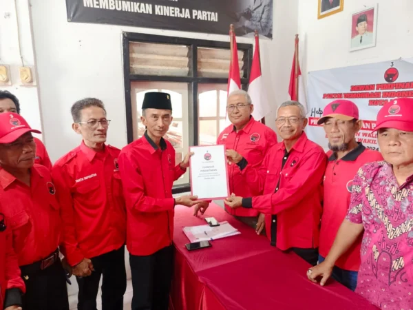 Nana Suryana (peci hitam) saat menyerahkan formulir pendaftaran Balon Wali Kota Banjar ke Kantor PDIP Kota Banjar, Jumat (19/4).