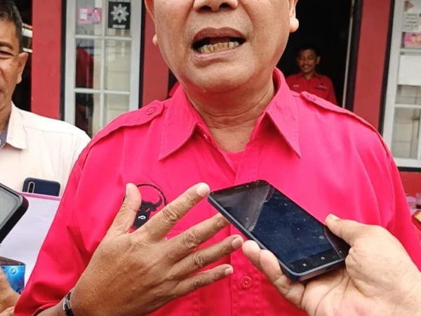 H. Akhmad Dimyati, mantan Wakil Wali Kota Banjar 2 periode (2003-2008 dan 2008-2013), daftarkan diri sebagai Balon Wali Kota Banjar ke kantor PDI Perjuangan Kota Banjar, Jumat (19/4).