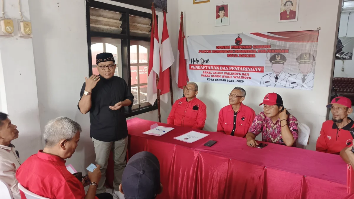 Sulyanati alias Komeng (kemeja hitam) saat menyambangi kantor DPC PDI Perjuangan Kota Banjar untuk mengambil formulir pendaftaran Balon Wali Kota dan Wakil Wali Kota Banjar 2024-2029, Jumat (19/4).