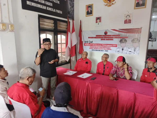 Sulyanati alias Komeng (kemeja hitam) saat menyambangi kantor DPC PDI Perjuangan Kota Banjar untuk mengambil formulir pendaftaran Balon Wali Kota dan Wakil Wali Kota Banjar 2024-2029, Jumat (19/4).