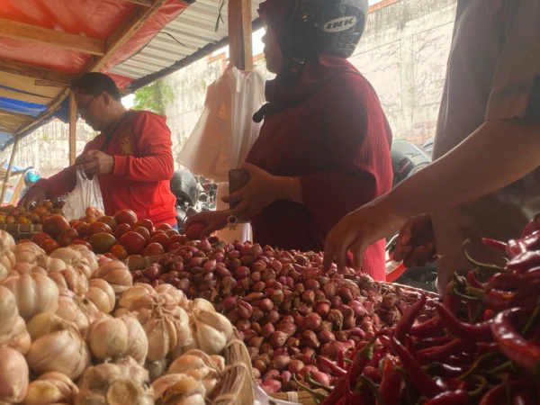 Harga bawang merah di Kota Sukabumi masih tinggi.