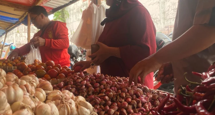 Harga bawang merah di Kota Sukabumi masih tinggi.