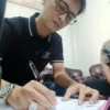 Atet Handiyana saat mengisi formulir pendaftaran Balon Wali Kota dan Wakil Wali Kota Banjar 2024-2029 di kantor DPC PDIP Kota Banjar, Jumat (19/4).