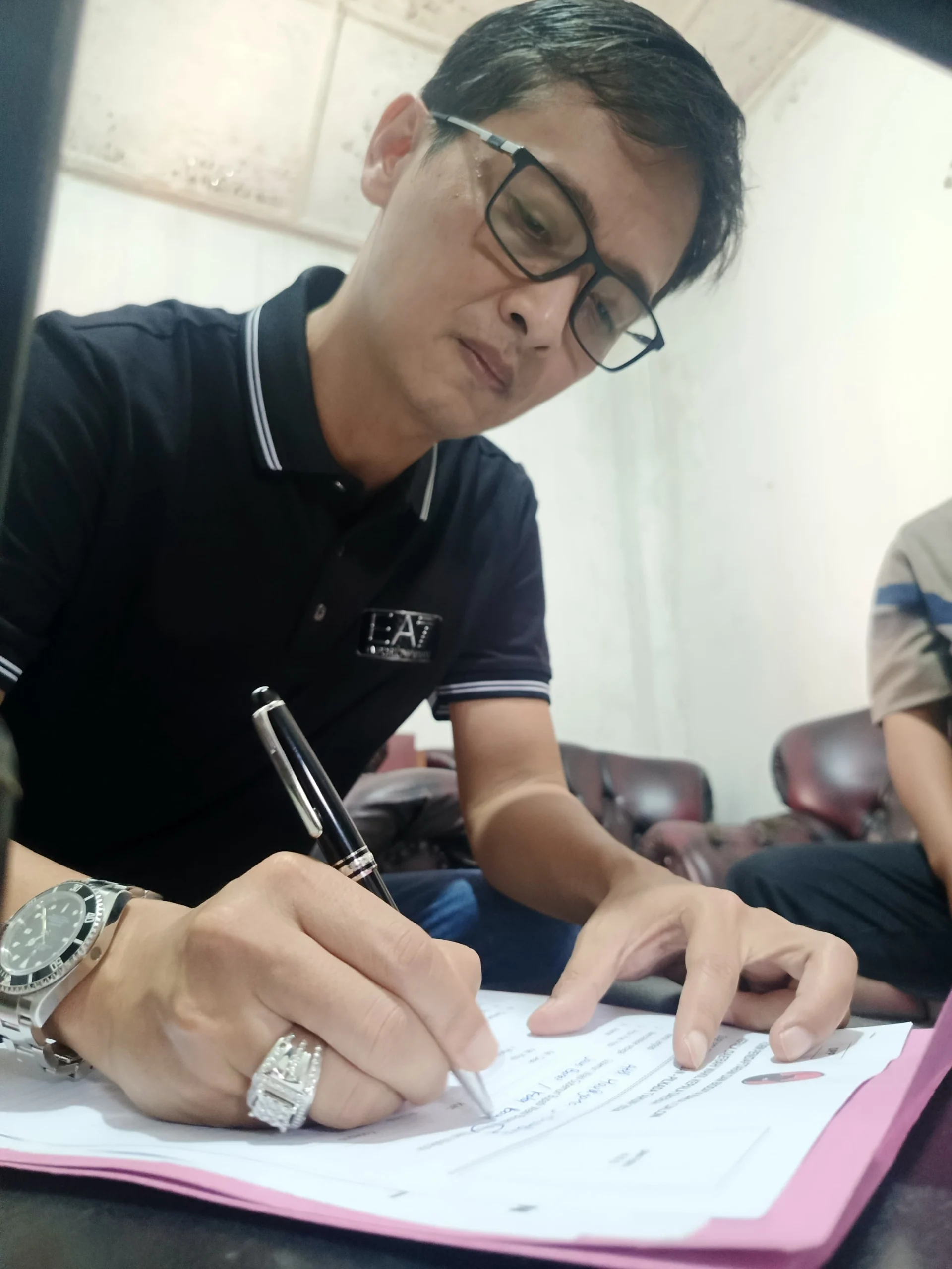 Atet Handiyana saat mengisi formulir pendaftaran Balon Wali Kota dan Wakil Wali Kota Banjar 2024-2029 di kantor DPC PDIP Kota Banjar, Jumat (19/4).