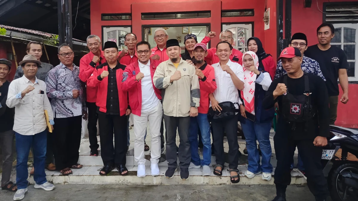 Sulyanati alias Komeng (celana putih), berfoto bersama rombongan dan panitia penjaringan di DPC PDI Perjuangan, Sabtu 20 April 2024.