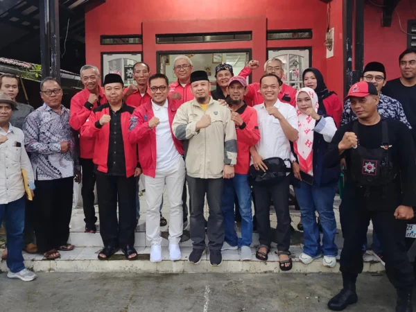 Sulyanati alias Komeng (celana putih), berfoto bersama rombongan dan panitia penjaringan di DPC PDI Perjuangan, Sabtu 20 April 2024.