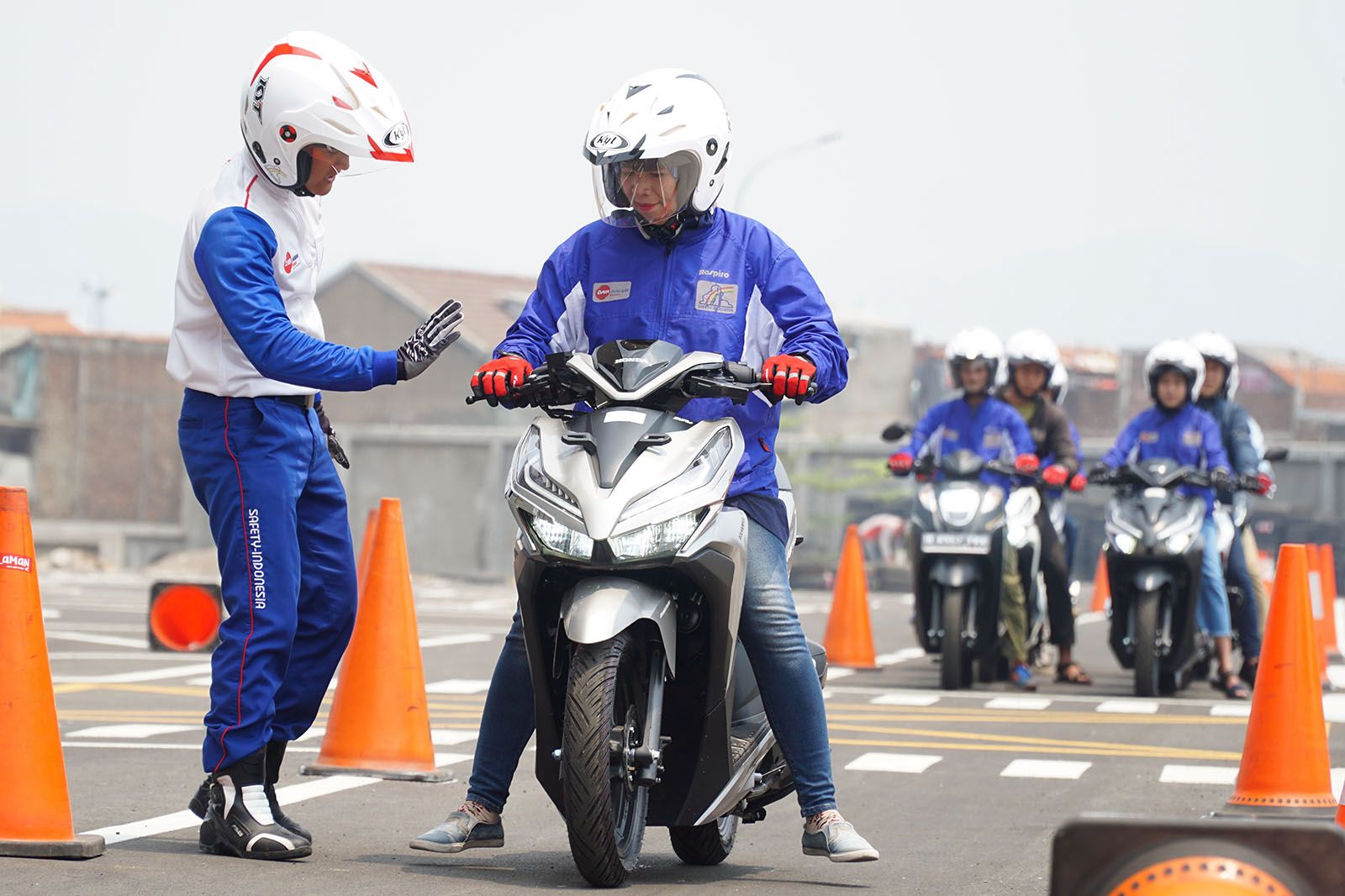 Selalu #Cari_Aman Saat Berkendara Sepeda Motor untuk Semua Kartini di Indonesia