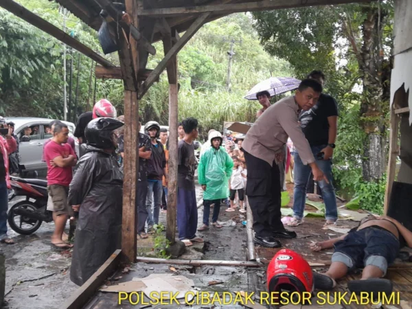 Petugas kepolisian mendatangi TKP tersambarnya 2 orang warga Sukabumi, Minggu (21/4).