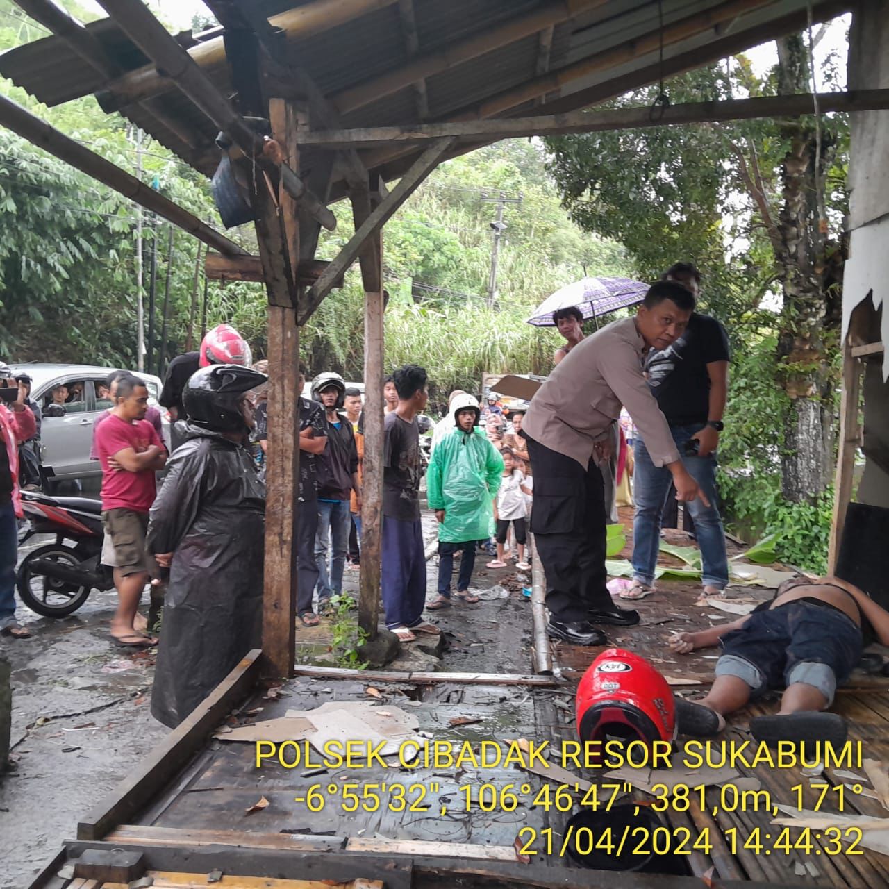 Petugas kepolisian mendatangi TKP tersambarnya 2 orang warga Sukabumi, Minggu (21/4).