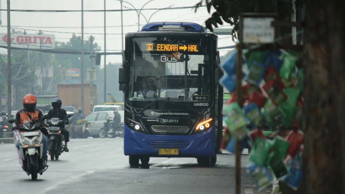 rmada Bis Trans Metro Pasundan beroperasi di Jalan Soekarno Hatta, Kota Bandung. (Pandu Muslim/Jabar Ekspres)